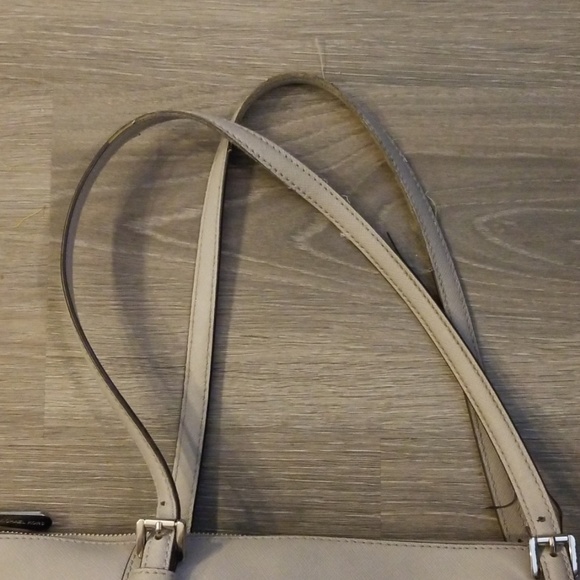 Jet Set Large Top-Zip Saffiano Leather Tote - Picture 2 of 4